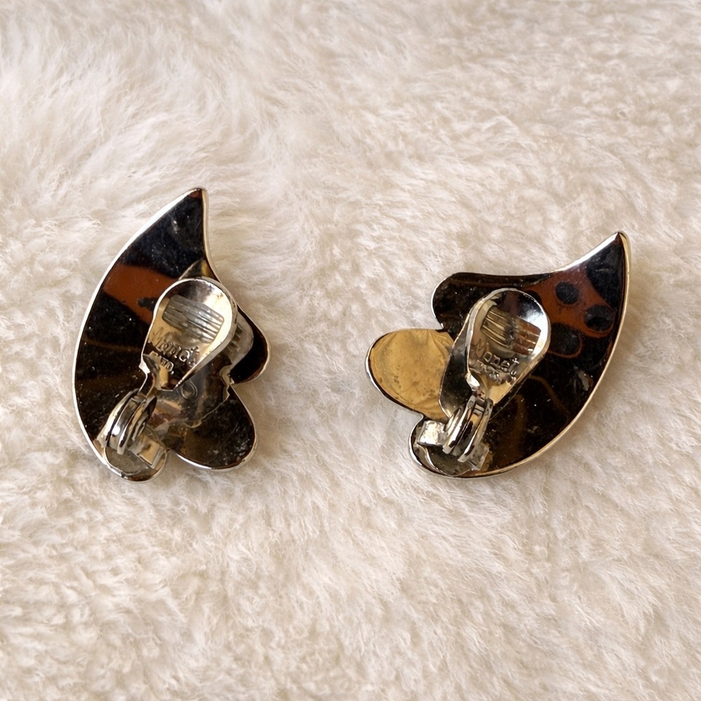 Monet Silver Tone Sculptural Clip On Earrings Vintage Modernist Swirl - Picture 2 of 5